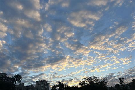 火燒雲徵兆|昨天空掛滿高積雲火燒雲 民眾讚歎驚問：要變天了？。